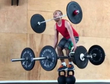 Εντυπωσιακός αθλητής σηκώνει 90 κιλά βάρη... ακόμη και με το στόμα (βίντεο)